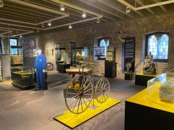 Blick in die Ausstellung „Mensch, Maschine! Industriegeschichte der Stadt Braunschweig“ im Altstadtrathaus  ©  Städtisches Museum Braunschweig