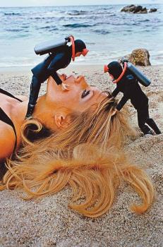 Helmut Newton, Untitled, Saint-Tropez 1975,   ©  copyright Helmut Newton Foundation