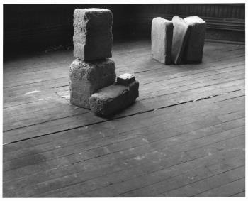 © Beverly Buchanan, Untitled (photograph), ca. 1978 – 1980. Fotografie auf Hochglanzpapier, 8 x 10 Zoll. Courtesy Andrew Edlin Gallery © Beverly Buchanan, Untitled (photograph), ca. 1978 – 1980. Fotografie auf Hochglanzpapier, 8 x 10 Zoll. Courtesy Andrew Edlin Gallery