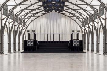  ©  Cevdet Erek, Bergama Stereo, 2019–20, Ausstellungsansicht, Hamburger Bahnhof, Berlin, Foto: Matthias Voelzke