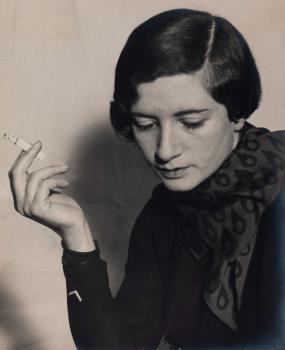 © Ilse Leda, fotografiert von Hugo Erfurth, anlässlich ihrer Heirat 1932 mit Friedrich Vordemberge-Gildewart, Museum Wiesbaden © Ilse Leda, fotografiert von Hugo Erfurth, anlässlich ihrer Heirat 1932 mit Friedrich Vordemberge-Gildewart, Museum Wiesbaden