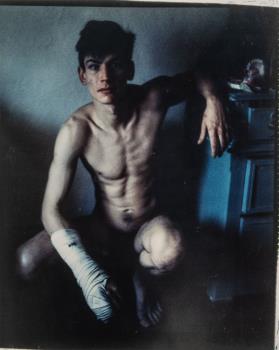 Mark Morrisroe, Self-Portrait with Broken Finger, Christmas, 1984 © © The Estate of Mark Morrisroe Mark Morrisroe, Self-Portrait with Broken Finger, Christmas, 1984 © © The Estate of Mark Morrisroe