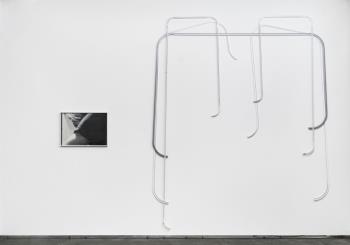   ©  Installationsansicht: Simon Lässig und Vera Lutz, Liste 2023 FELIX GAUDLITZ; Courtesy die Künstler*innen und FELIX GAUDLITZ, Wien; Foto: Choreo.