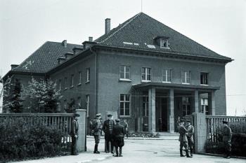Der Ort der Kapirtulation am 8. Mai 1945 und das heutige Museumsgebäude  ©  Museum Berlin-Karlshorst, Foto: Timofej Melnik