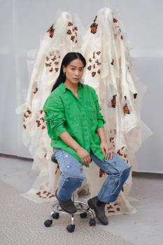 STEPHANIE COMILANG (25. September 2025 – 4. Januar 2026), Portrait von Stephanie Comilang in ihrem Studio, Berlin, 2024 © Courtesy of ChertLüdde, Berlin und Stephanie Comilang, Berlin und Daniel Faria Gallery, Toronto und Fundación TBA21, Madrid, Foto: Trevor Good STEPHANIE COMILANG (25. September 2025 – 4. Januar 2026), Portrait von Stephanie Comilang in ihrem Studio, Berlin, 2024 © Courtesy of ChertLüdde, Berlin und Stephanie Comilang, Berlin und Daniel Faria Gallery, Toronto und Fundación TBA21, Madrid, Foto: Trevor Good