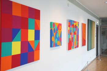 Blick in die Ausstellung mit Werken von Vera Molnár, Iwa Puna, Jean-François Dubreuil, Luigi Veronesi und Gene Davis. © Arithmeum Blick in die Ausstellung mit Werken von Vera Molnár, Iwa Puna, Jean-François Dubreuil, Luigi Veronesi und Gene Davis. © Arithmeum