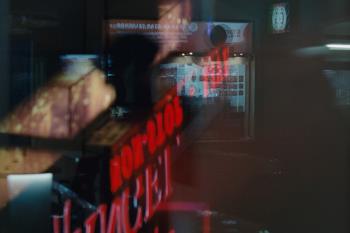 Videostill aus der Installation overexposed/underexposed von Mila Zhluktenko und Daniel Asadi Faezi, 2025  ©  © NS-Dokumentationszentrum München