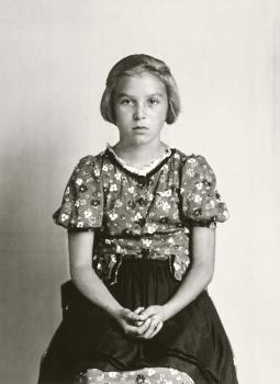 August Sander: Bürgerkind, um 1930 © © Die Photographische Sammlung/SK Stiftung Kultur – August Sander Archiv, Köln; VG Bild-Kunst, Bonn 2025 August Sander: Bürgerkind, um 1930 © © Die Photographische Sammlung/SK Stiftung Kultur – August Sander Archiv, Köln; VG Bild-Kunst, Bonn 2025