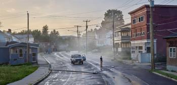 © Gregory Crewdson, Starkfield Lane, Aus der Serie An Eclipse of Moths (Detail), 2018/19, Albertina, Wien, © Gregory Crewdson © Gregory Crewdson, Starkfield Lane, Aus der Serie An Eclipse of Moths (Detail), 2018/19, Albertina, Wien, © Gregory Crewdson