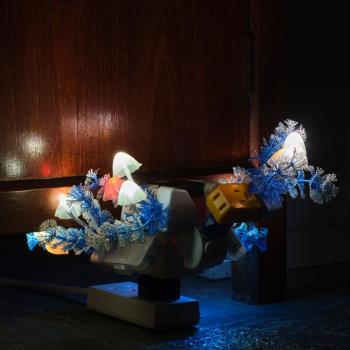© Installation mit teils leuchtenden Pilzen Trevor Yeung, Night Mushroom in shade (Teak Cabinet), 2024, im Auftrag von M+, 2024, courtesy of the A © Installation mit teils leuchtenden Pilzen Trevor Yeung, Night Mushroom in shade (Teak Cabinet), 2024, im Auftrag von M+, 2024, courtesy of the A