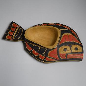 Schale in der Form eines Heilbutts Holz, geschnitzt und bemalt Clifford George, Nuu-Chah-Nulth-Künstler, Vancouver Island, 1996–2000 © © GRASSI Museum für Völkerkunde zu Leipzig, Staatliche Kunstsammlungen Dresden, Foto Melanie Meier Schale in der Form eines Heilbutts Holz, geschnitzt und bemalt Clifford George, Nuu-Chah-Nulth-Künstler, Vancouver Island, 1996–2000 © © GRASSI Museum für Völkerkunde zu Leipzig, Staatliche Kunstsammlungen Dresden, Foto Melanie Meier